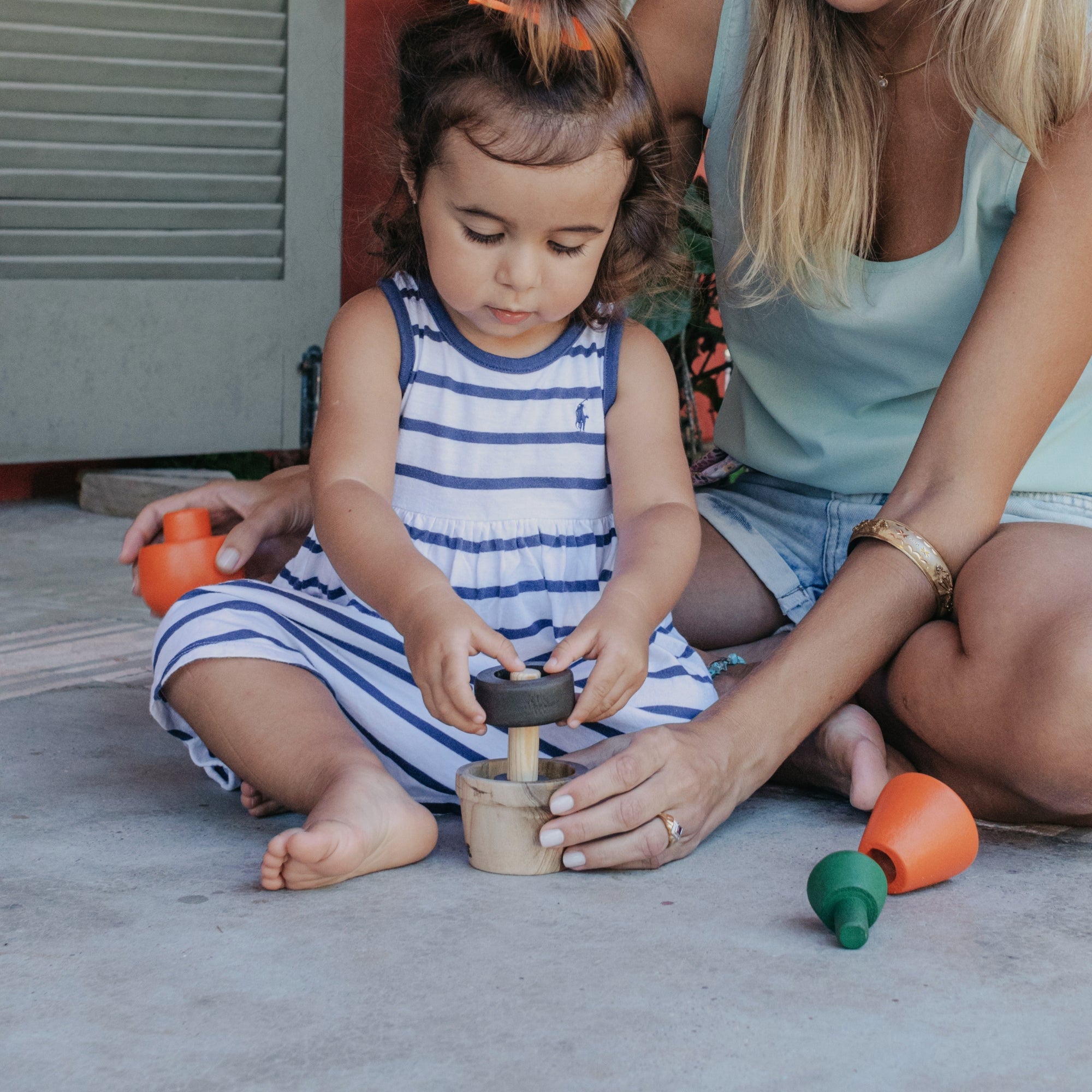 bebê de 1 ano brincando com brinquedo de encaixe de madeira